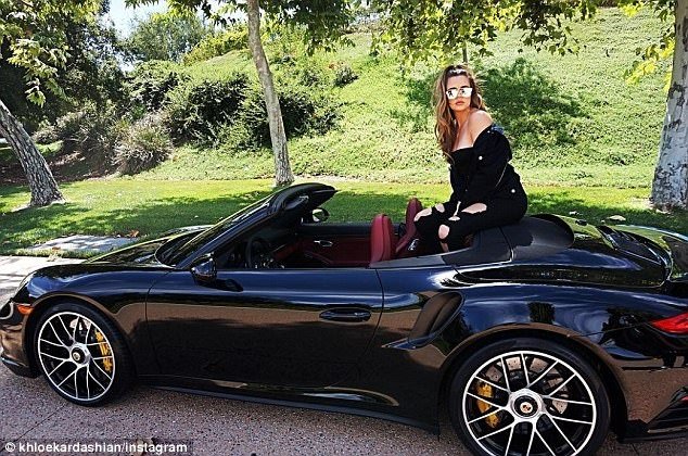 Khloe Kardashian bersama mobil kesayangan. (dailymail.co.uk)