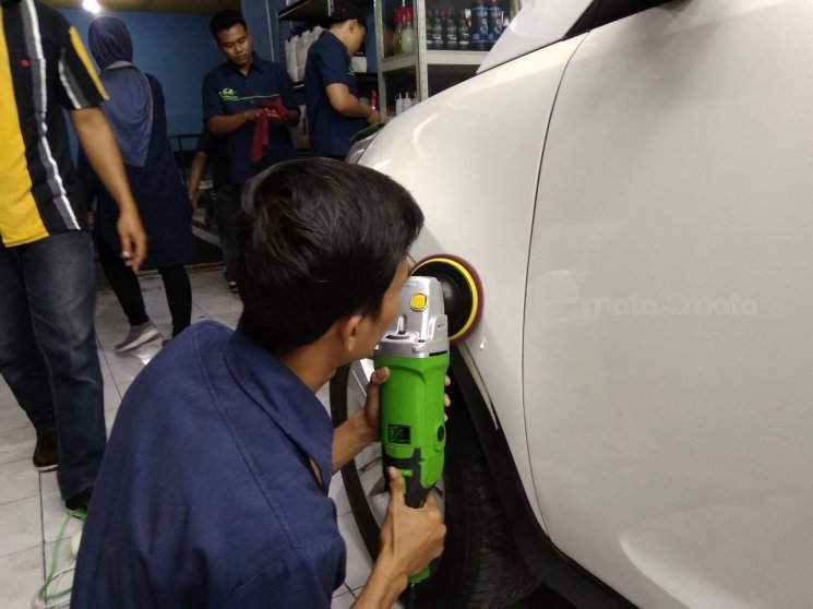 Valo Man sedang Memoles Mobil agar Kinclong. (Mobimoto.com/Praba Mustika)