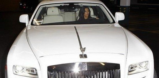 Kim Kardashian di dalam mobil. (celebritycarsblog.com)