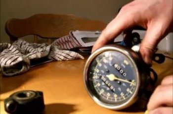 Komponen speedometer kotor. (YouTube/eananstrain)
