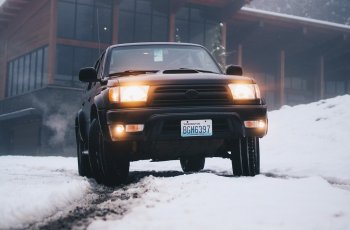 Nyalakan Lampu Utama Dibantu dengan Lampu Hazard. (pexels/Aidan Jarret)
