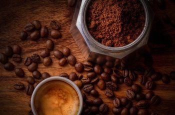 Bubuk Kopi Salah Satu Bahan Alami Hilangkan Bau di Kabin Mobil. (pexels/Janko Ferlic)