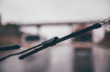 Isi Ulang Cairan Wiper Mobil. (unsplash/Thibault Valjevac)