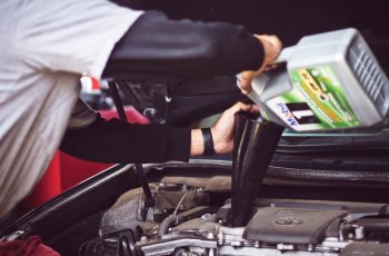 Ganti Oli Secara Rutin. (unsplash/Tim Mossholder)