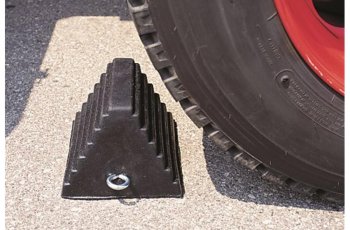 Alat Khusus Pengganjal Ban Mobil Bernama Wheel Chock. (gemplers)