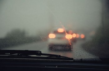 Ilustrasi Wiper Mobil(unsplash/Hossein Sultanloo)