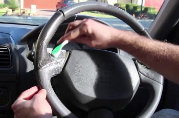 Gosok permukaan setir mobil dengan sikat gigi. (carfromjapan.com)