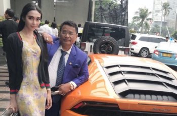 Hotman Paris dan cewek bule berpose di samping mobil. (Instagram/@hotmanparisofficial)