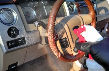 Semprotkan cairan pembersih ke roda kemudi. (autodetaildoctor.com)