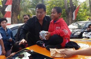 Gaya sumringah seorang wanita di samping mobil Hotman Paris. (Instagram/@hotmanparisofficial)
