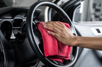 Lap permukaan setir dengan lap microfiber. (carfromjapan.com)