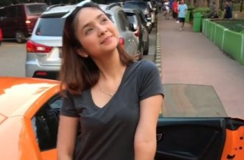Gaya sumringah seorang wanita di samping mobil Hotman Paris. (Instagram/@hotmanparisofficial)