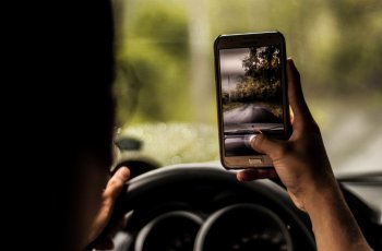 Menggunakan Gadget Saat Mengemudi. (Unsplash/Marlon Lara)
