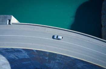 Ilustrasi Melawan Arus. (Unsplash/Raphael Biscaldi)
