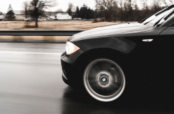 Periksa Kondisi Ban. (Unsplash/Mark Jefferson Paraan)
