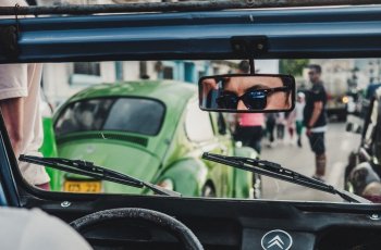 Perhatikan Keadaan Sekitar. (Unsplash/Issam Hammoud)
