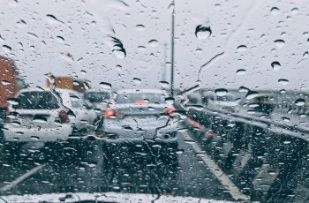 Jaga Jarak dengan Kendaraan di Depan. (Unsplash/Ashwini Chaudhary)