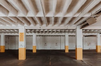 Tempat Parkir. (Unsplash/Aldo Delara)