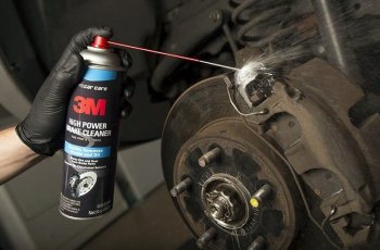Semprotkan brake cleaner. (topautotools.com)