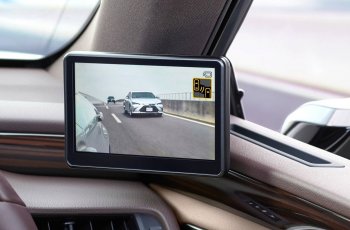 ''Digital Outer Mirrors'' Teknologi Lexus, Mengganti Kaca Spion dengan Kamera. (Motor1)