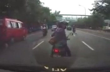 Emak-Emak Ngerem di Tengah Jalan. (Facebook/Dashcam owner Indonesia)