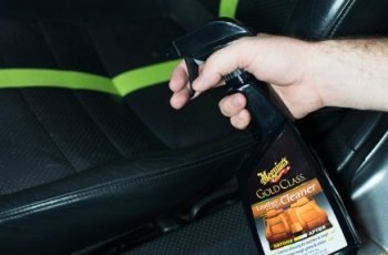 PIlih cairan pembersih jok berkualitas. (meguiars.com)