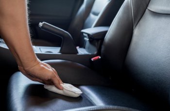 Gunakan lap berbahan lembut. (yourmechanic.com)