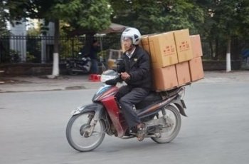 Motor membawa banyak barang. (davidwallphoto.com)