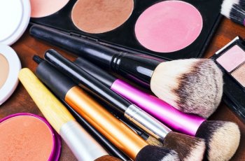 Make up. (sydneycommunity.com)