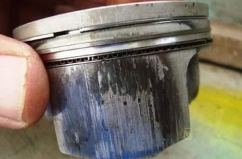 Ilustrasi kepala piston yang baret karena gesekan berlebihan. (Facebook/Bekakas)
