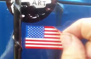 Melepas Stiker pada Bodi Mobil. (YouTube)