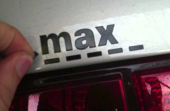 Melepas Stiker pada Bodi Mobil. (YouTube)
