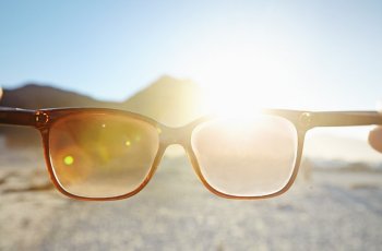 Kacamata dengan fitur UV. (visionbydesign.com)