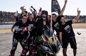 Ekspresi sumringah Jonathan Rea dan tim. (Twitter/@jonathan_rea)