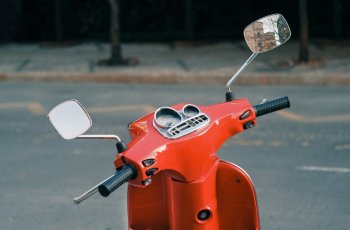 Ilustrasi Kaca Spion Sepeda Motor. (Unsplash/Vesela Vaclavikova)