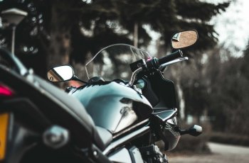 Ilustrasi Kaca Spion Sepeda Motor. (Unsplash/Jan de Keijzer)