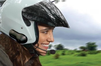 Gunakan Helm dengan Komunikator Untuk Berkomunikasi. (Auto Evolution)