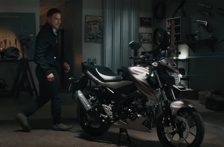 Hamish Daud 'pamerkan' motor baru Suzuki. (Youtube/Suzuki Motor Indonesia)