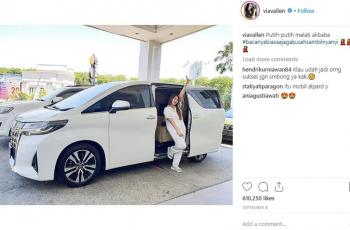 Pose Via Vallen di samping mobil. (Instagram/@viavallen)