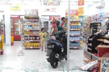 Lupa Dimatikan, Motor Matik Ini Tabrak Pintu Minimarket. (Facebook/Rismala Dewi Syam)