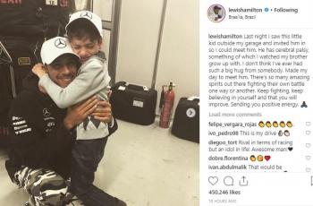 Lewis Hamilton memeluk anak kecil. (Instagram/@lewishamilton)