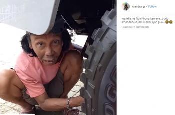 Mandra otak-atik mobil kesayangan. (Instagram/@mandra_ys)