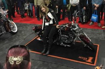 Trik mengangkat moge Harley-Davidson yang terjatuh bagi wanita. (rideapart.com)