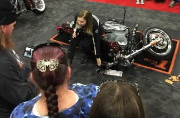 Trik mengangkat moge Harley-Davidson yang terjatuh bagi wanita. (rideapart.com)