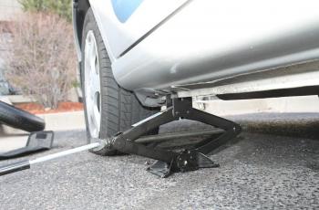 Dongkrak mobil, sebelum melepas bannya. (pixabay.com)