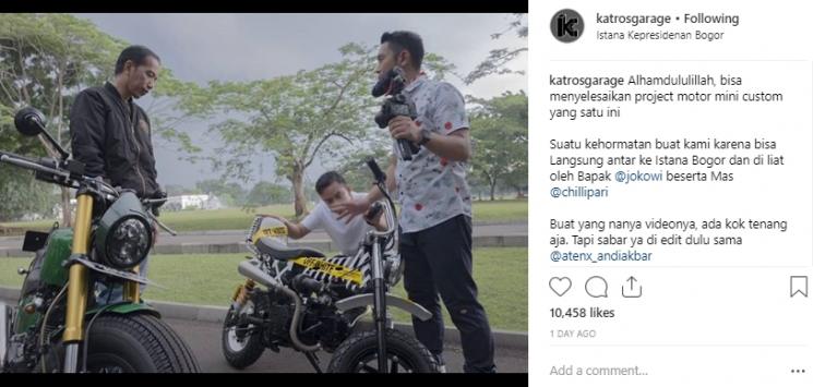 Presiden Jokowi dan Gibran Rakabuming Raka memilihat motor mini custom. (Instagram/@katrosgarage)