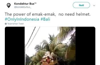 Wanita Bali junjung sesajen sambil motoran. (Twitter/@kondekturbus_)
