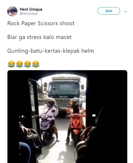 Sepasang sejoli adu suit sambil motoran. (Twitter/@heniunique)