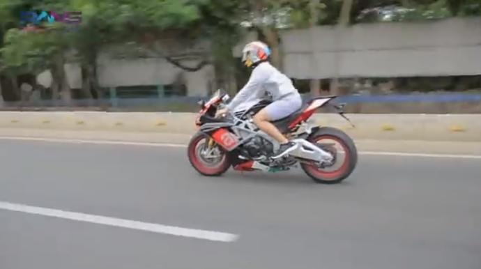 Raffi Ahmad jajal superbike Aprilia RSV4. (YouTube/Rans Entertainment)