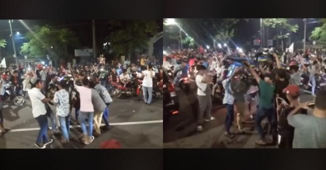 Aksi junjung motor dalam pesta tutup tahun 2018. (Facebook/Pak Lek Kaji)